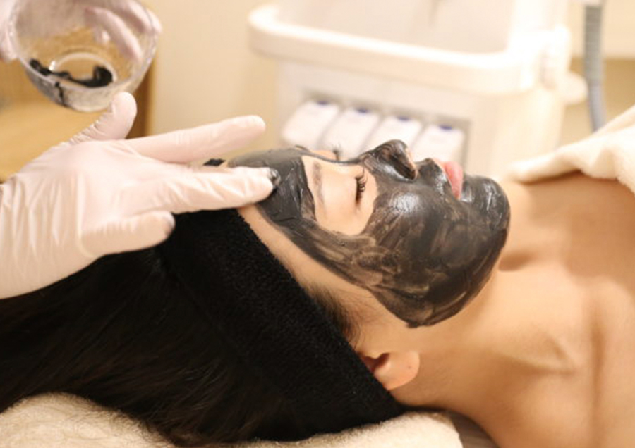 美肌をつくるカーボンフェイシャル施術中の写真